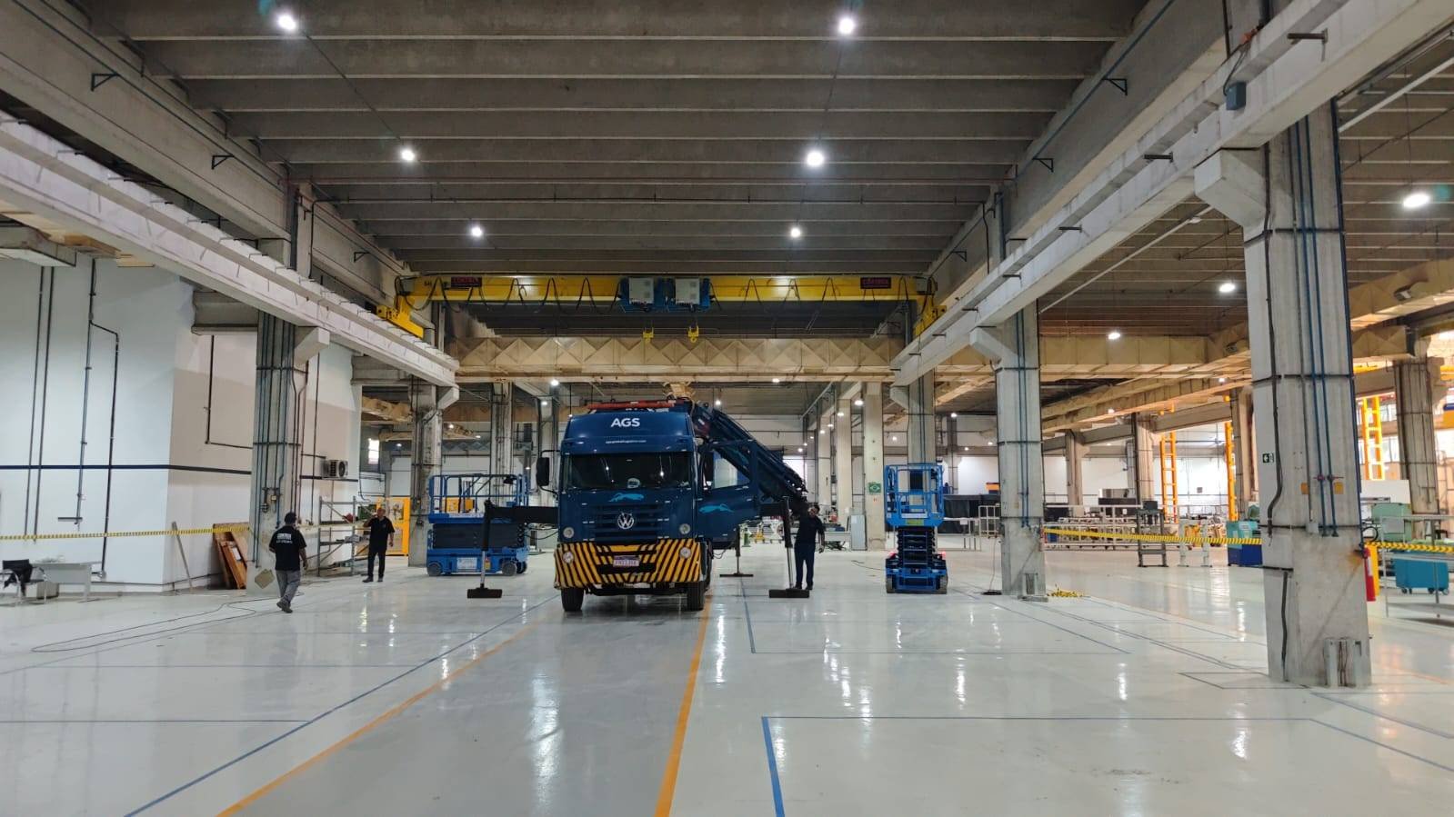 Ponte rolante amarela instalada no caminho de rolamento de uma nave industrial
